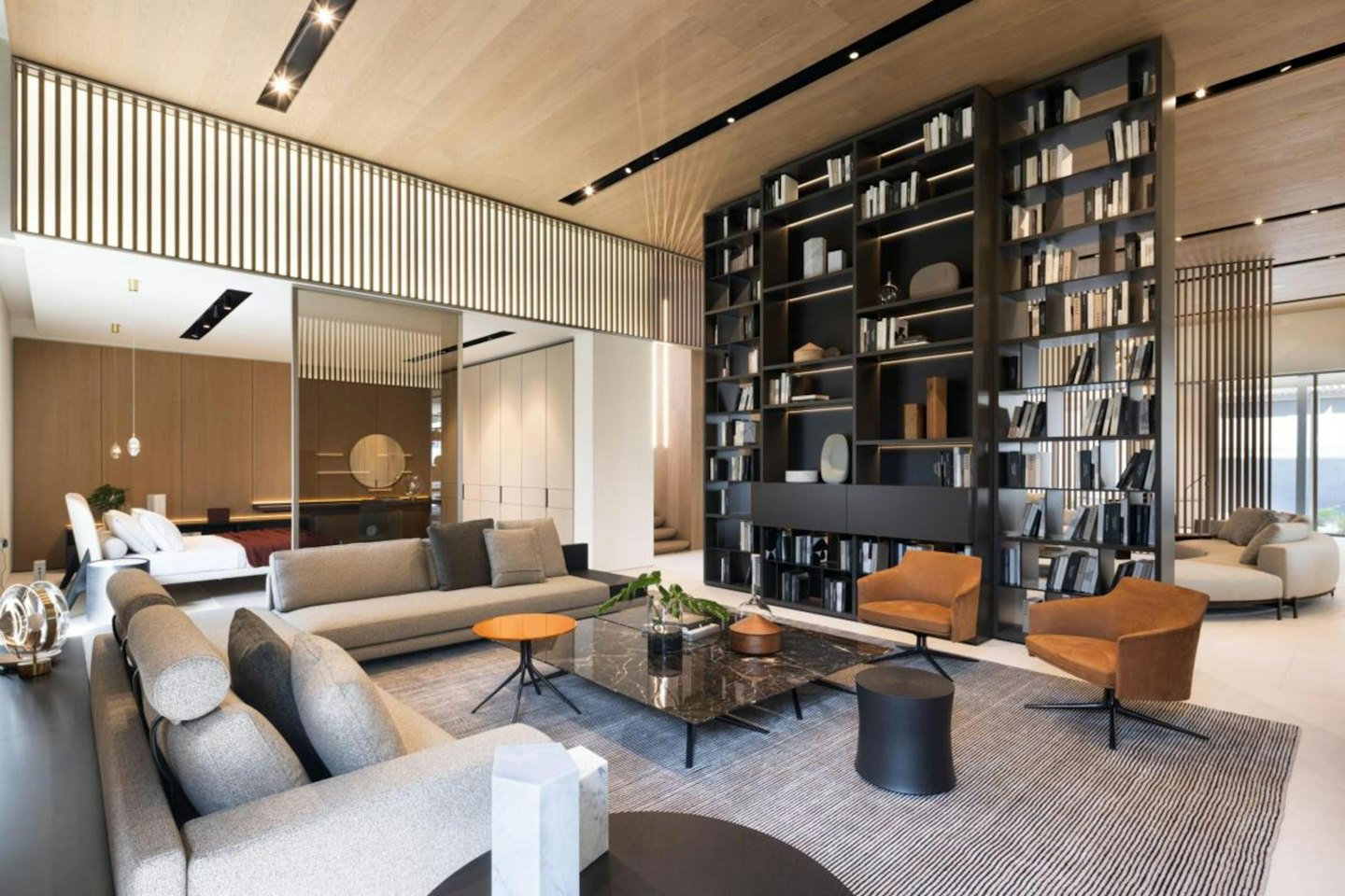 Sala de estar moderna con sillones de cuero y sofás de tela.