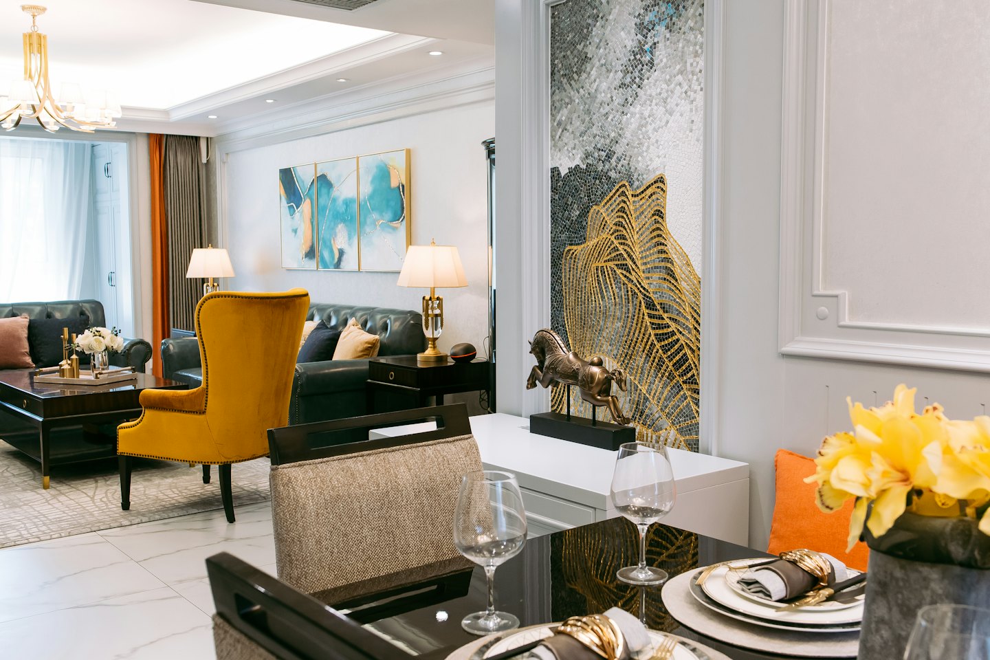 Elegante salón-comedor con muebles y arte seleccionados.